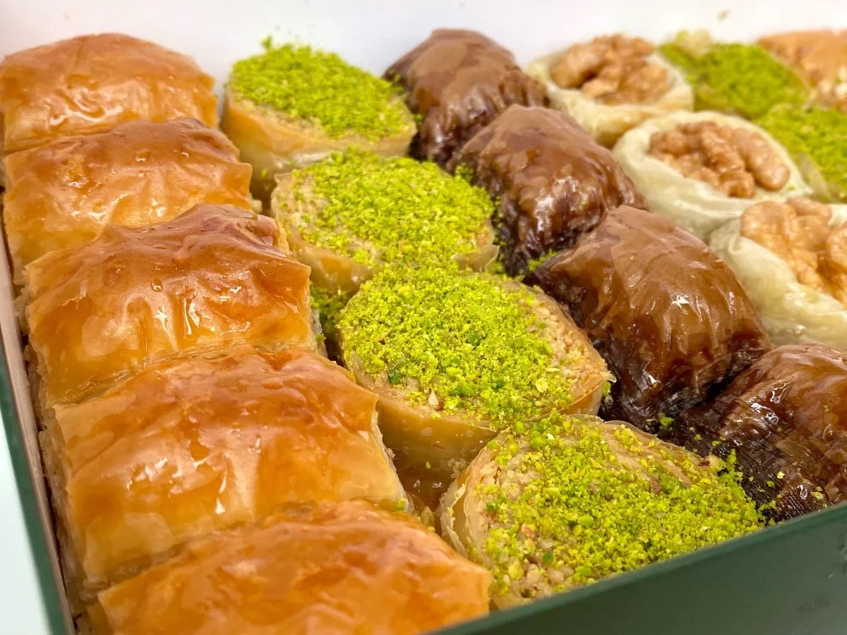 كاراكوي غولو أوغلو | علبة هدايا البقلاوة الفاخرة بالجوز