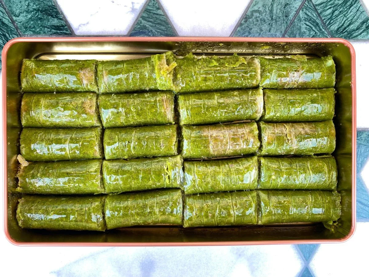 كوشكير أوغلو | بقلاوة أصابع (سارما) بالفستق العنتابي مع علبة معدنية للهدايا