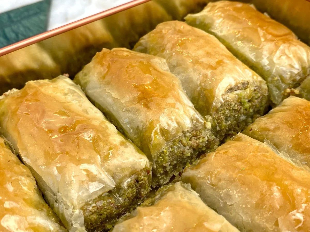 كوشكير أوغلو | بقلاوة أصابع بالفستق الحلبي في علبة معدنية للهدايا